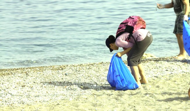 Наши руки не для скуки: украинские беженцы занялись уборкой пляжей