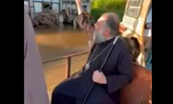 Епископ на тракторе благословляет местных жителей в пострадавших от наводнения районах (видео)