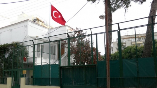 Салоники: Неизвестные забросали "коктейлями Молотова" консульство Турции