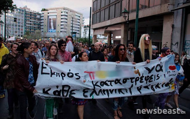 На плакате надпись, вперед &quot;пи*ры&quot;, уничтожим всех греческих работяг (μάγκες). Весьма четкая направленость послания от ЛГБТ сообщества