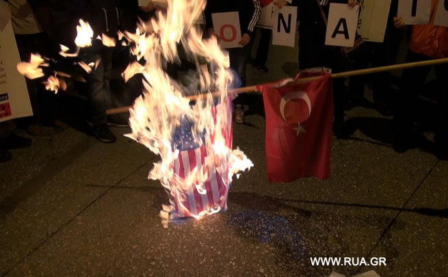 В  центре Афин сожгли турецкий и американский флаги