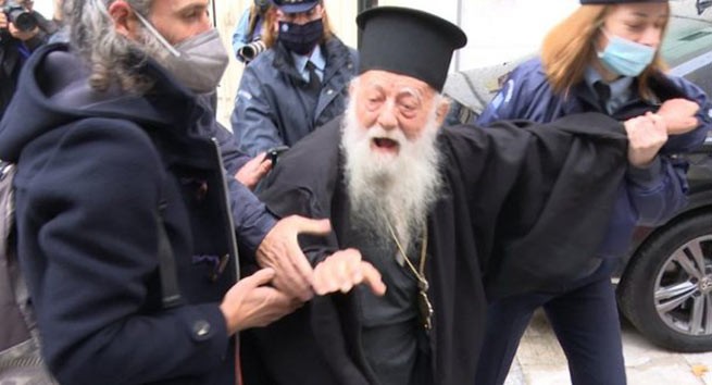 «Ты еретик!» - греческий священник набросился на папу Франциска (видео)