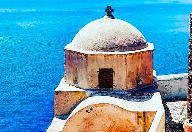 Старая церковь на вулканическом греческом острове Санторини. Фото: Instagram / nonamephotgraphy