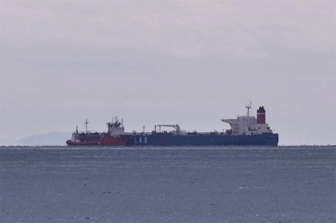 Захваченный нефтяной танкер Pegas стоит на якоре у берега Каристоса на острове Эвия, Греция