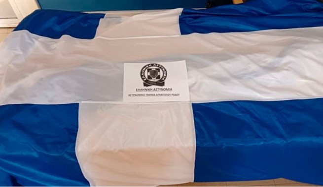 Родос: арестованы голландские туристы, укравшие греческий флаг