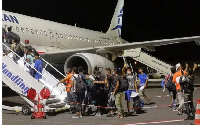 Дети-беженцы без сопровождения из Мории отправляются с Лесбоса. [Кабинет премьер-министра / ANA-MPA]