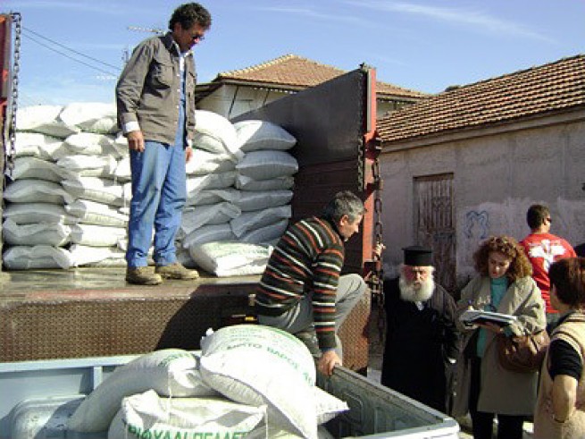 Жители Греции перед Пасхой собирали продукты для нуждающихся