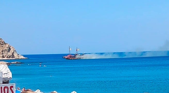 Родос: сгорело туристическое судно с 82 пассажирами, двое раненых