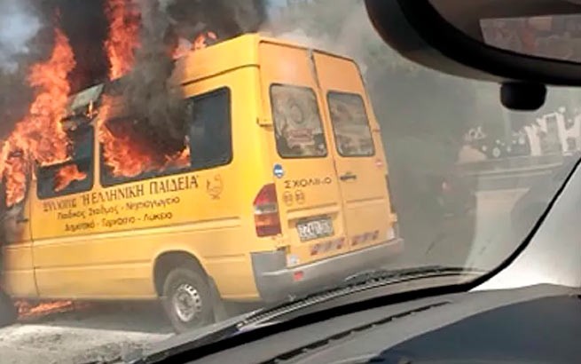 В Афинах загорелся школьный автобус