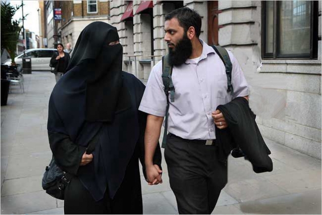 Как ходят мусульмане. Семья шариат никаб. Мужчина и женщина в паранже. Женщина в парандже с мужчиной. В никабе с мужем.