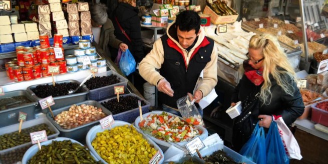 Постная корзина: Адонис Георгиадис посетил рынок Варвакео Агора