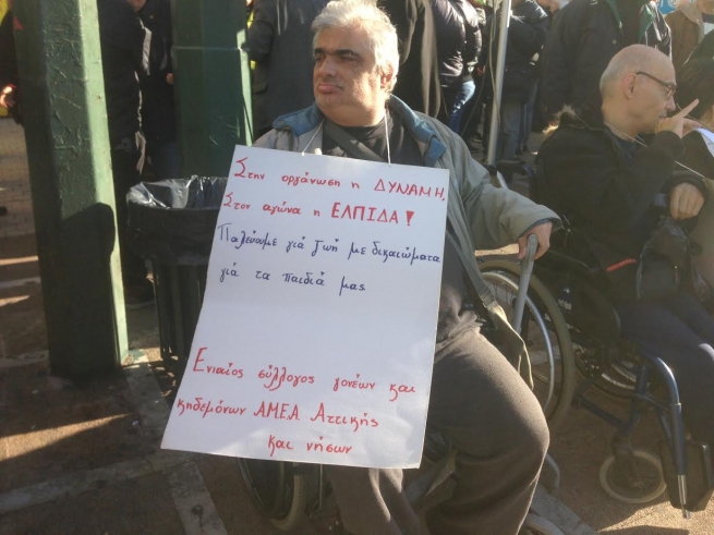 1500 инвалидов вышли на площади Афин требовать достойного обращения во время кризиса