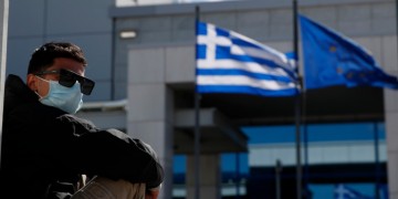 Вопрос прекращения всех пассажирских рейсов в и из Греции рассматривает правительство страны