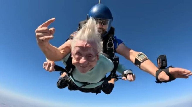 Супербабушка совершила прыжок с парашютом в возрасте... 104 года