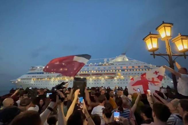 В Батуми задержаны 23 протестующих против захода в порт круизного лайнера с россиянами (видео)