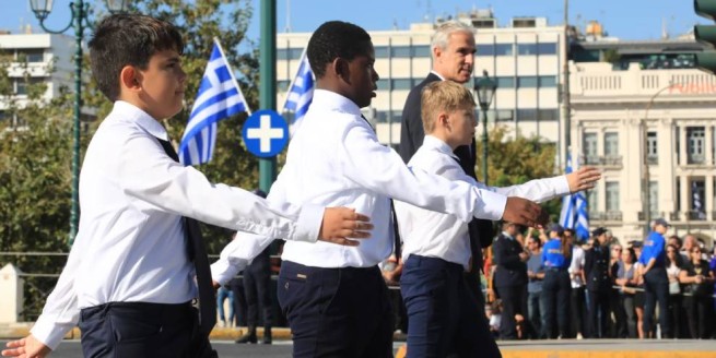 В Афинах прошел торжественный парад при большом скоплении людей