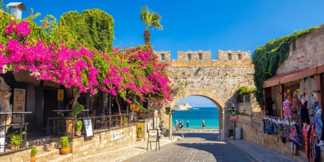 Rhodes is full of tourists: a great start to the season