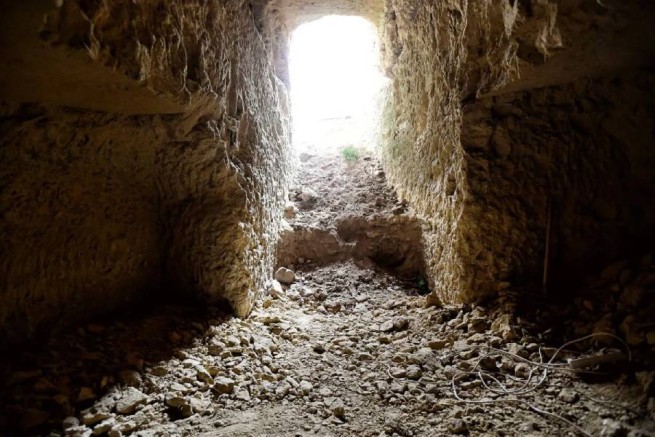 Триллер в Коринфе: семья жила в «норе» с 30-метровым подземным тоннелем
