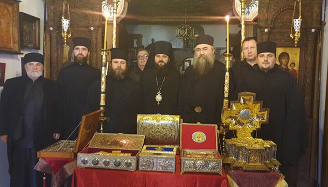Игумен Нового Эсфигмена (в центре, справа) с представителями ПЦУ. Монахи &quot;старого&quot; братства, называют его ласково - Иудушка. Фото: romfea.gr