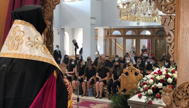 Архиепископ Элпидофор обращается к семье умершего Джорджа Запантиса. Фото: orthodoxtimes