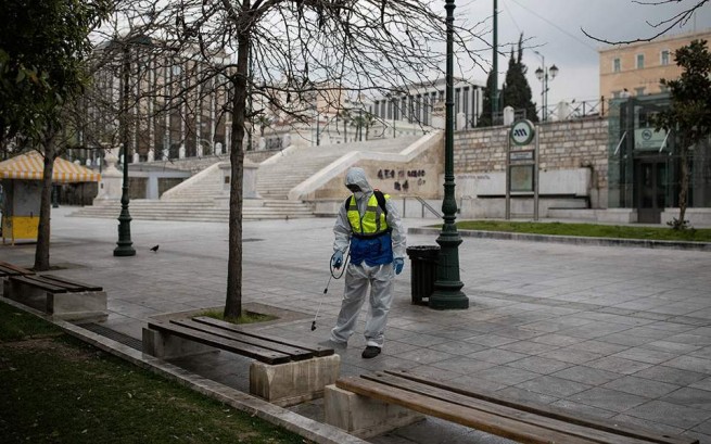 Опрос: большинство греков беспокоятся, что коронавирус подорвет экономику