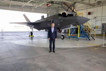 Министр обороны Греции &quot;засветился&quot; на объектах Lockheed Martin F-35 (фото)