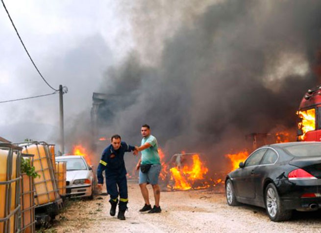 Сильные пожары на Пелопоннесе: десятки пострадавших