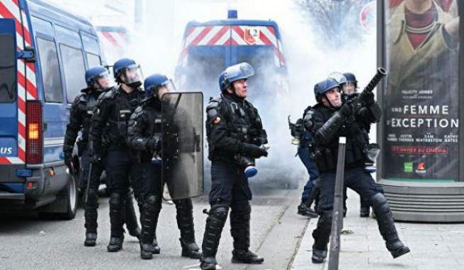 Полицейским во Франции позволили применить резиновые пули против «желтых жилетов»