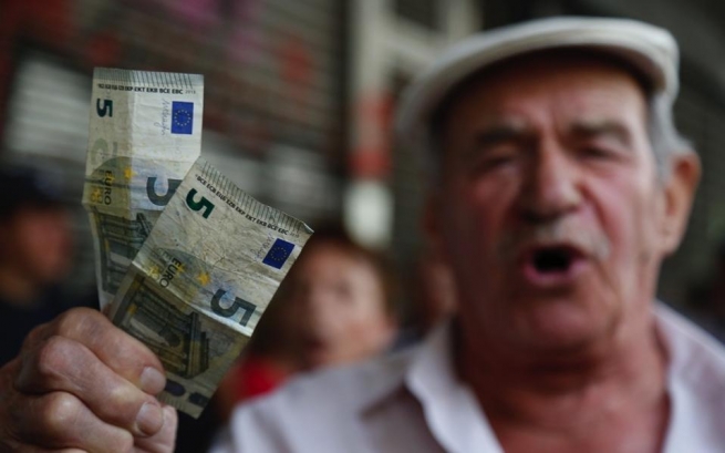 Пенсионеры, работники почты и фонд моряков провели акцию протеста в центре Афин