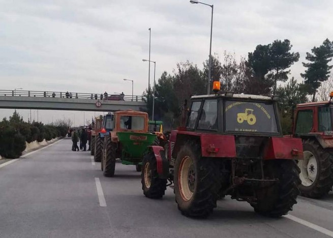 Фермеры заблокировали полосу на национальном шоссе в центральной Греции