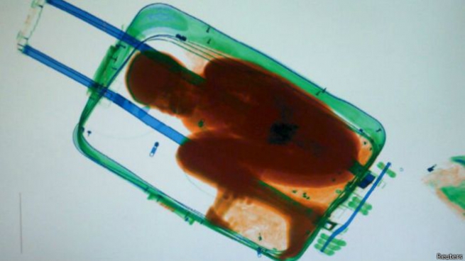 Нелегальный иммигрант задохнулся в … чемодане