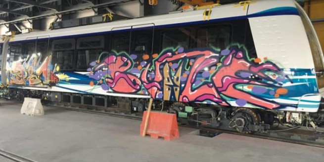 Новенькие вагоны салоникского метро... обезобразили граффити!