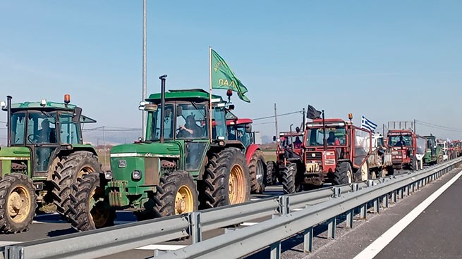 Фермеры решили перекрыть национальные дороги и приехать на тракторах в Афины