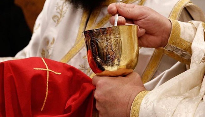 Священники на Крите отказывают в причастии привитым верующим