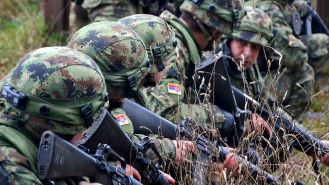Армии Сербии и Косово в боевой готовности