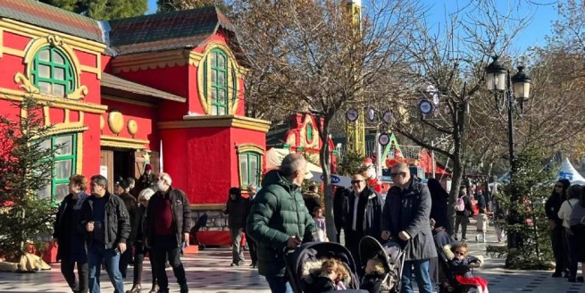 Рождество в Салониках: толпы людей вышли прогуляться в центр города