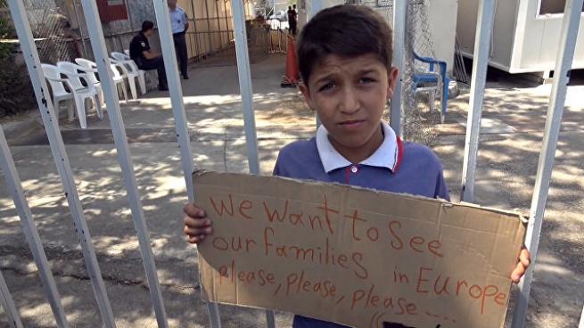 «Мама Меркель, открой дверь!» — сирийские беженцы вышли на акцию протеста в Афинах