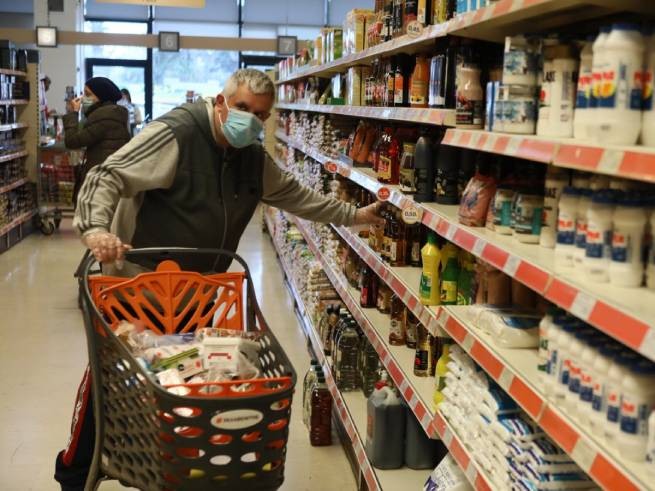 Паника в супермаркете: 14 инфицированных коронавирусом людей оказались в одном магазине