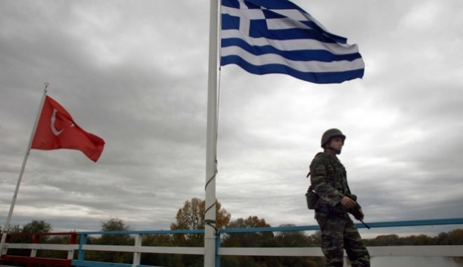 Турецкие военнослужащие, арестованные на греческой границе, освобождены