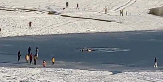 Озеро Пластира: под лед провалились любители прогулок