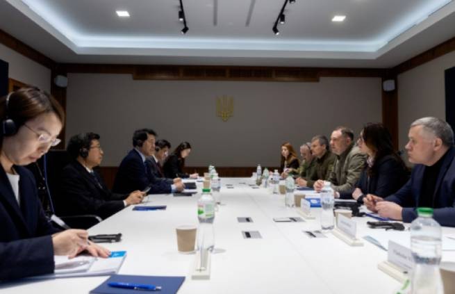 "Откровенные и дружественные" переговоры представителя КНР в Киеве