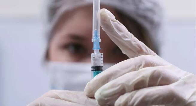 Вакцина против коронавируса не устраняет факт передачи инфекции