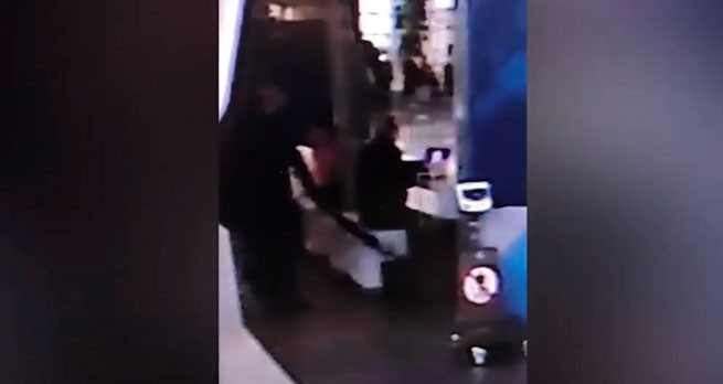 «Вор с зонтиком» арестован в афинском аэропорту (видео)