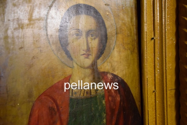В Пелле мироточит икона Св. Пантелеймона