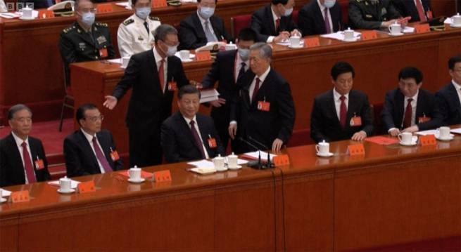 CNN: экс-лидера КНР заставили покинуть президиум (дополнено)