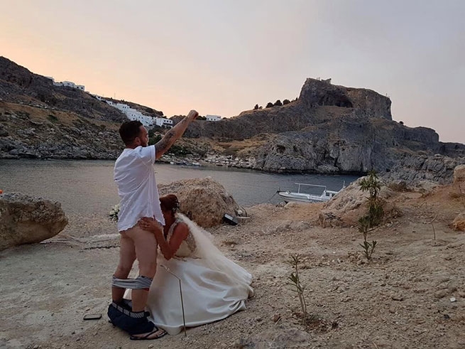 Иностранцам запретили венчание на Родосе из-за попавшей в сеть интимной фотографии