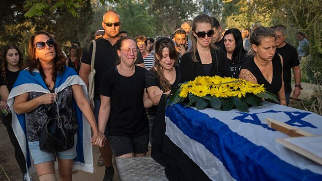 Траур на похоронах человека, погибшего в результате теракта ХАМАС. Граждане Израиля требуют немедленного возвращения заложников. Фоо АП