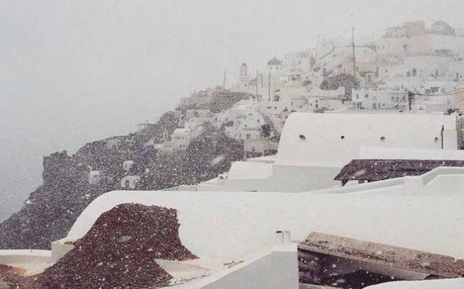 Зима в Греции: снег на Санторине