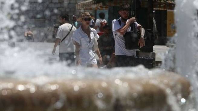 Оригинальный «тепловой удар» получили греческие магазины из-за жары