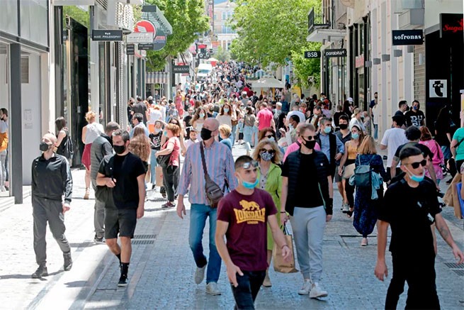 Люди на улице Эрму у магазинов / Фото: ΑΠΕ-ΜΠΕ / Pantelis Saitas